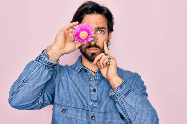 Joven Hombre Hipster Bohemio Hispano Guapo Con Oso Sosteniendo Verdadera — Foto de Stock