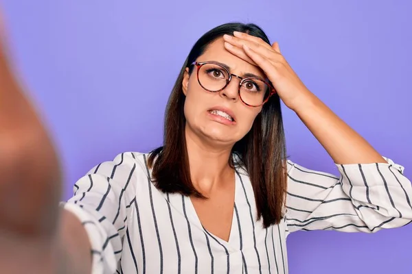 Young Beautiful Brunette Woman Wearing Striped Shirt Glasses Making Selfie — Stock Photo, Image