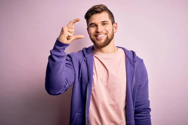 Young Blond Man Beard Blue Eyes Wearing Purple Sweatshirt Pink — Stock Photo, Image