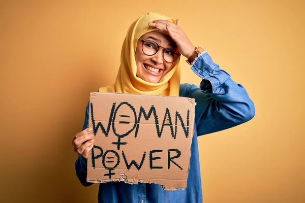 Piękna Kobieta Kręconymi Włosami Muzułmańskim Hidżabie Prosząca Prawa Kobiet Trzymających — Zdjęcie stockowe