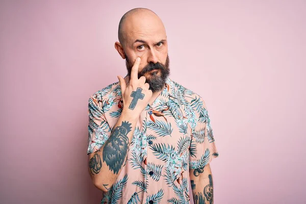 Bonito Homem Careca Com Barba Tatuagem Vestindo Camisa Floral Casual — Fotografia de Stock