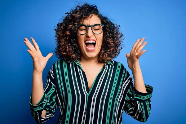 Joven Hermosa Mujer Árabe Rizada Con Camisa Rayas Gafas Sobre — Foto de Stock