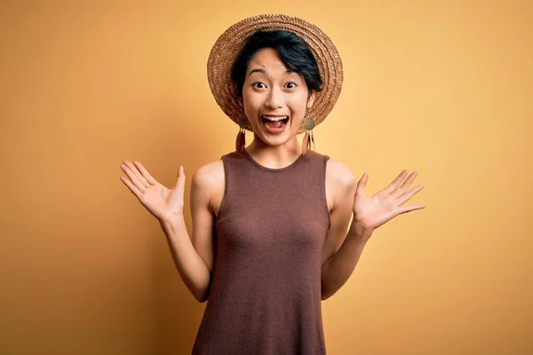 Giovane Bella Ragazza Asiatica Indossa Casual Shirt Cappello Sfondo Giallo — Foto Stock