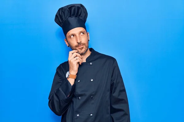 Hombre Guapo Con Pensamiento Uniforme Cocinero Concentró Duda Con Dedo — Foto de Stock