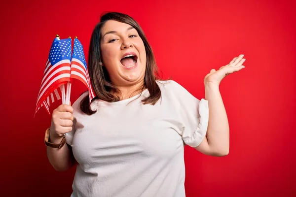 Vacker Storlek Kvinna Som Håller Usa Flagga Över Röd Bakgrund — Stockfoto