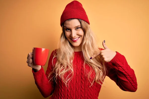 Ung Vacker Blond Kvinna Dricker Röd Mugg Kaffe Över Isolerad — Stockfoto