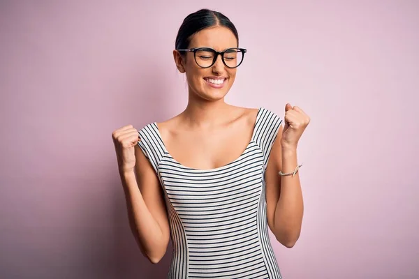 Jovem Mulher Bonita Vestindo Vestido Listrado Casual Óculos Sobre Fundo — Fotografia de Stock