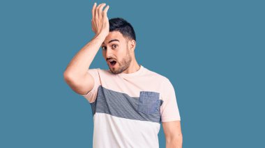 Gündelik giysiler giyen genç yakışıklı bir adam hata için el ele şaşırdı, hatayı hatırla. Unuttum, kötü hafıza kavramı. 