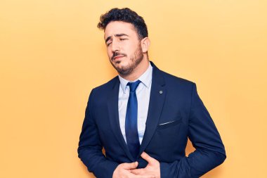 Hazımsızlık, acı veren hastalıklar yüzünden takım elbiseli genç İspanyol bir adam kendini kötü hissediyor. Ağrı kavramı. 