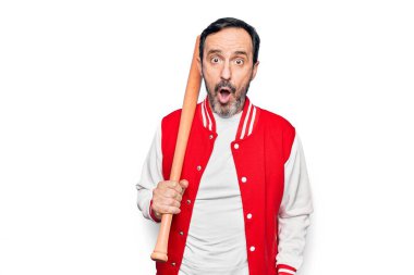 Orta yaşlı yakışıklı, ceketli, beysbol oynayan, tahta sopa kullanan, ağzı açık, korkmuş ve şaşırmış bir adam.