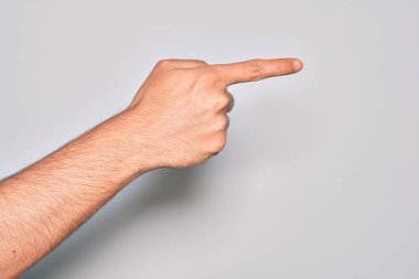 Beyaz arka plan üzerinde parmaklarını gösteren beyaz tenli bir adamın eli işaret parmağıyla kenarı işaret ederek bir seçim yapmayı öneriyor.