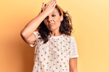 Orta yaşlı, sıradan tişörtler giyen güzel bir kadın. Hatayla el ele tutuşup şaşırdı. Hatayı hatırla. Unuttum, kötü hafıza kavramı. 