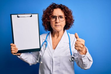 Orta yaşlı kıvırcık saçlı doktor kadın palto ve steteskop tutuyordu. Sinirli ve sinirliydi. Öfkeyle bağırıyordu.