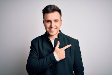 Zarif kışlık ceketler giyen genç yakışıklı iş adamları izole edilmiş arka planda mutlu bir şekilde duruyorlar. Yüzünde mutlu ve doğal bir ifadeyle, elleri ve parmaklarıyla yüzünü gösteren bir gülümseme var.