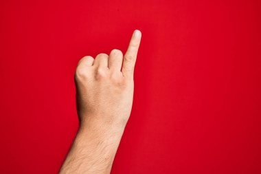 Kafkas genci parmaklarını izole edilmiş kırmızı arka planda gösteriyor ki serçe parmağı söz verme sözü veriyor, bir numara: