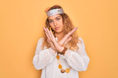 Genç, sarışın, mavi gözlü, güneş gözlüğü takan ve aksesuar takan güzel bir hippi kadın.