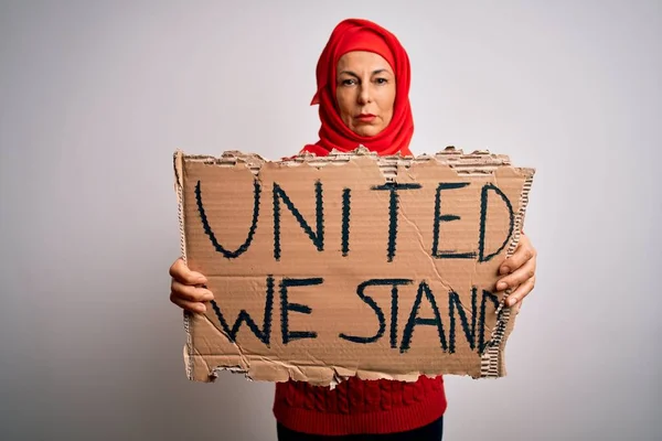 Frau Mit Muslimischem Hijab Fordert Gewerkschaft Auf Banner Mit Einheitlicher — Stockfoto