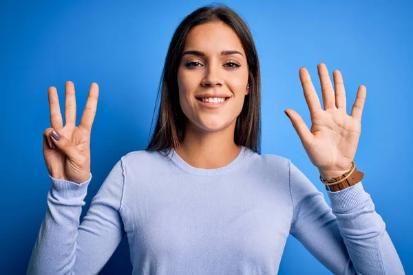 Jong Mooi Brunette Vrouw Dragen Casual Trui Staan Blauwe Achtergrond — Stockfoto