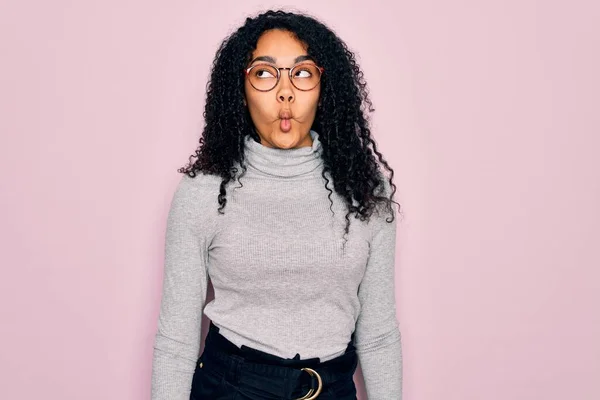 Ung Afrikansk Amerikansk Kvinna Bär Polotröja Tröja Och Glasögon Över — Stockfoto