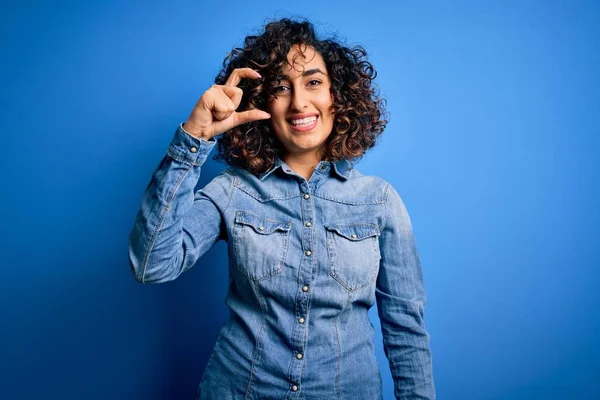 Jonge Mooie Krullende Arabische Vrouw Draagt Casual Denim Shirt Staan — Stockfoto