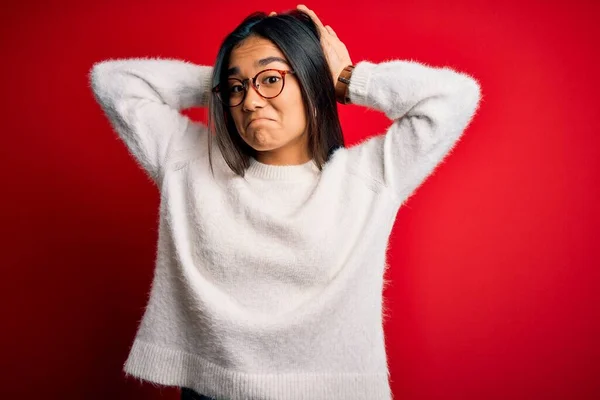 Joven Hermosa Mujer Asiática Vistiendo Suéter Casual Gafas Sobre Fondo —  Fotos de Stock