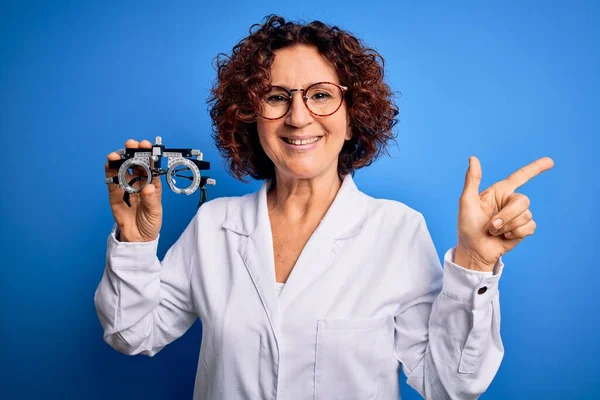 Středního Věku Optická Žena Nosí Kabát Drží Optometrie Brýle Přes — Stock fotografie