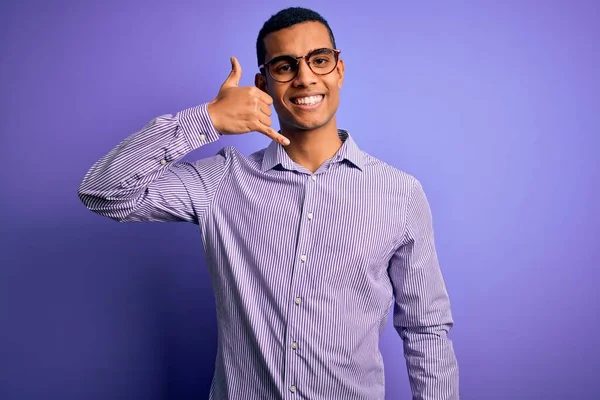 Bello Afroamericano Che Indossa Camicia Righe Occhiali Sfondo Viola Sorridente — Foto Stock