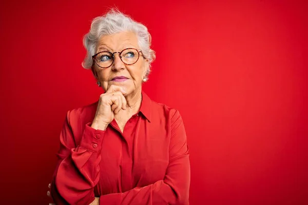 Senior Belle Femme Aux Cheveux Gris Portant Chemise Décontractée Lunettes — Photo