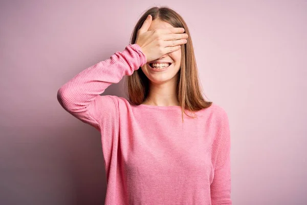 Junge Schöne Rothaarige Frau Trägt Lässigen Pullover Über Isoliertem Hintergrund — Stockfoto
