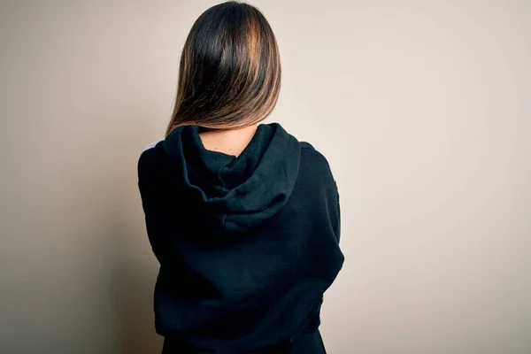 Jovem Mulher Bonita Vestindo Camisola Casual Sobre Fundo Branco Isolado — Fotografia de Stock