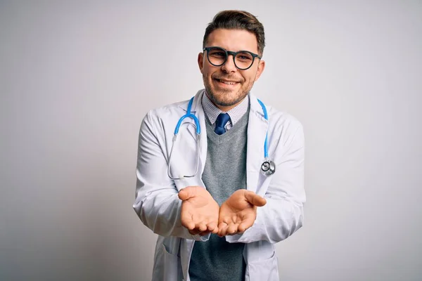 Jovem Médico Homem Com Olhos Azuis Vestindo Casaco Médico Estetoscópio — Fotografia de Stock