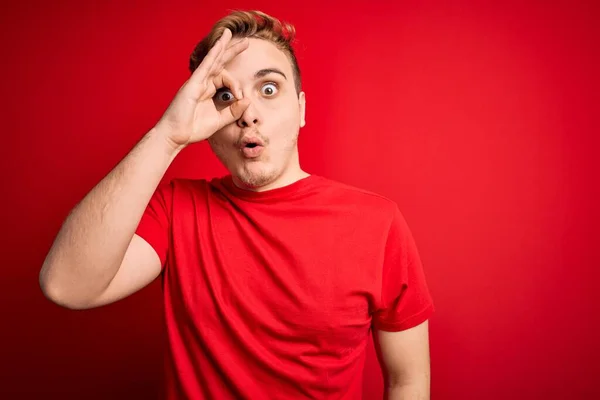 Jeune Homme Rousse Beau Portant Shirt Décontracté Sur Fond Rouge — Photo