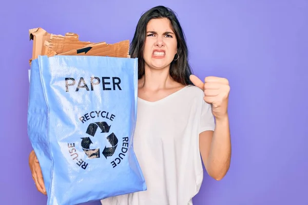 リサイクル段ボール袋を持っている若い美しい女性は 環境に迷惑と怒りと欲求不満叫びのためのリサイクル 狂気と大声で手を上げ 怒りの概念 — ストック写真
