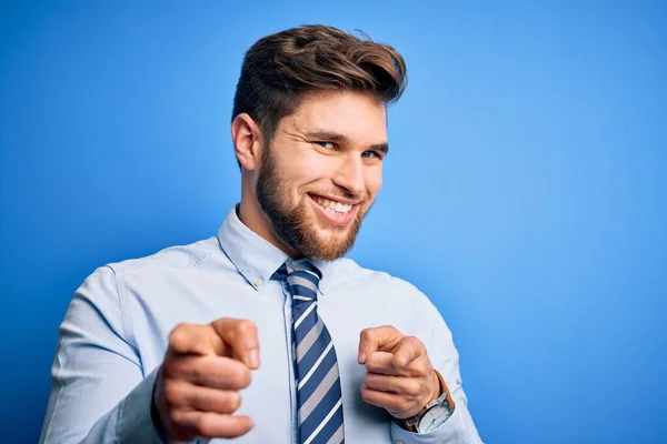 Joven Hombre Negocios Rubio Con Barba Ojos Azules Con Camisa —  Fotos de Stock