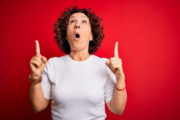 Medioevo Bella Donna Capelli Ricci Indossa Casual Shirt Sfondo Rosso — Foto Stock