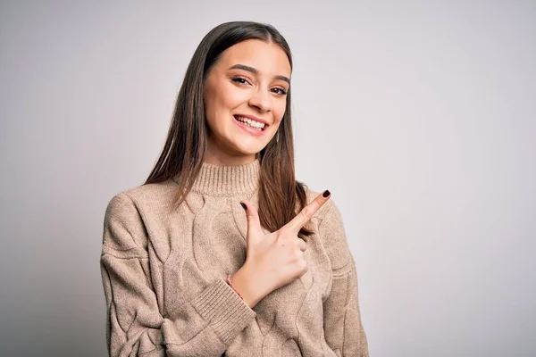 Mladá Krásná Brunetka Žena Sobě Ležérní Svetr Stojící Nad Bílým — Stock fotografie