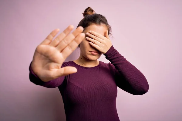 Hermosa Mujer Joven Con Peinado Moño Casual Sobre Fondo Aislado —  Fotos de Stock