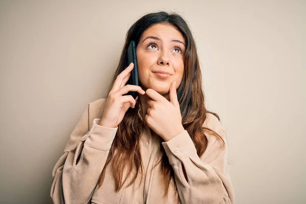 Giovane Bella Donna Bruna Che Parla Sullo Smartphone Faccia Seria — Foto Stock