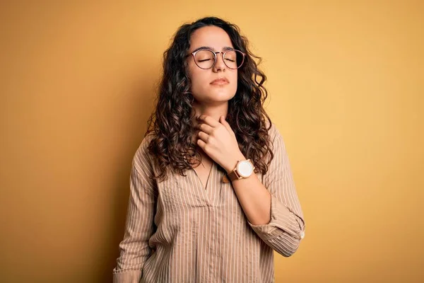 Mooie Vrouw Met Krullend Haar Met Gestreept Shirt Bril Gele — Stockfoto