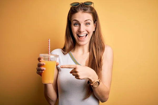 Mladý Krásný Ryšavý Žena Pití Zdravé Pomerančové Šťávy Přes Žluté — Stock fotografie