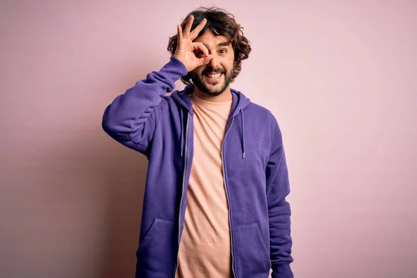 Joven Hombre Deportivo Guapo Con Barba Con Sudadera Casual Sobre — Foto de Stock