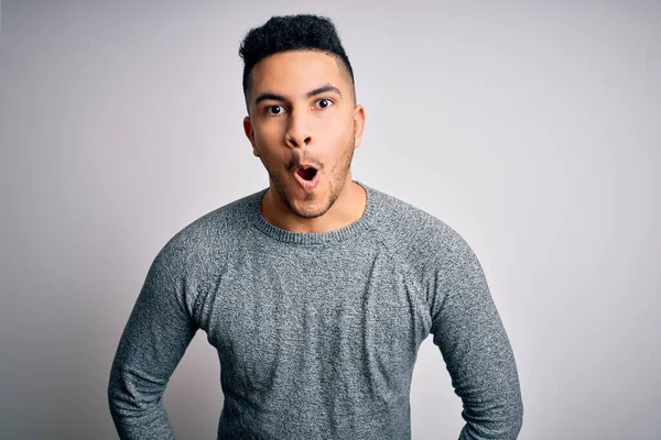 Jovem Homem Bonito Vestindo Camisola Casual Sobre Fundo Branco Isolado — Fotografia de Stock