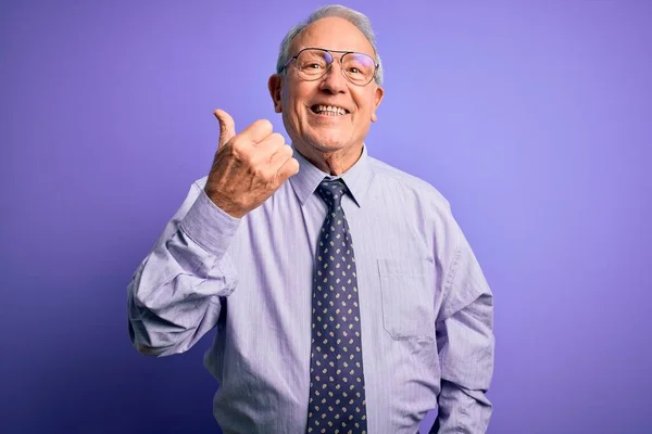 Grauhaariger Älterer Geschäftsmann Mit Brille Der Vor Violettem Hintergrund Steht — Stockfoto