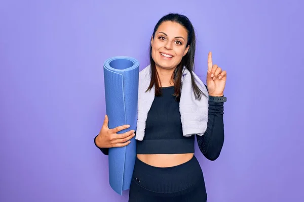 Joven Hermosa Morena Deportiva Mujer Usando Toalla Deportiva Hoding Estera —  Fotos de Stock