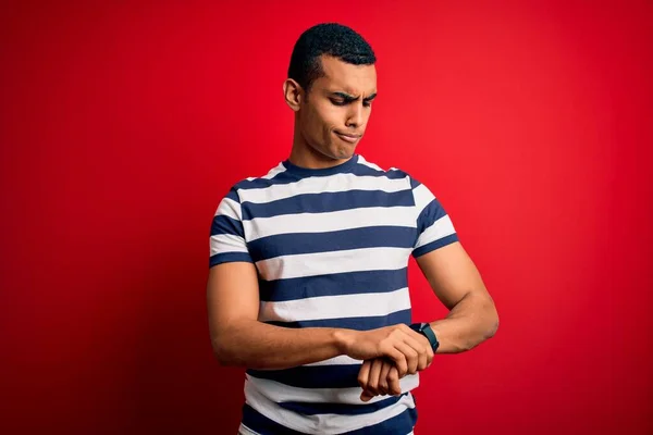 Bonito Homem Afro Americano Vestindo Camiseta Listrada Casual Sobre Fundo — Fotografia de Stock