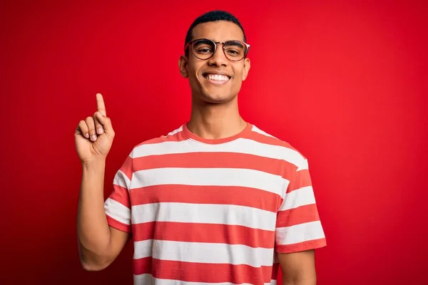 Ung Vacker Afrikansk Amerikansk Man Bär Casual Randig Shirt Och — Stockfoto