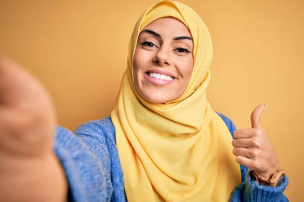 Junge Schöne Brünette Arabische Frau Trägt Islamischen Hijab Machen Selfie — Stockfoto