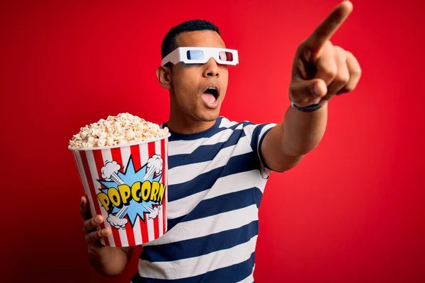 Νεαρός Όμορφος Αφροαμερικάνος Βλέπει Ταινία Τρισδιάστατα Γυαλιά Τρώνε Ποπ Κορν — Φωτογραφία Αρχείου