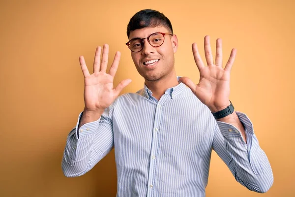 Junger Gutaussehender Hispanischer Geschäftsmann Mit Nerd Brille Auf Gelbem Hintergrund — Stockfoto