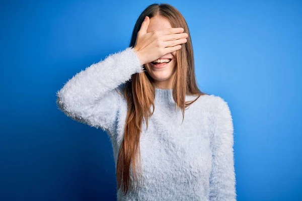 Junge Schöne Rothaarige Frau Lässigem Pullover Über Isoliertem Blauem Hintergrund — Stockfoto